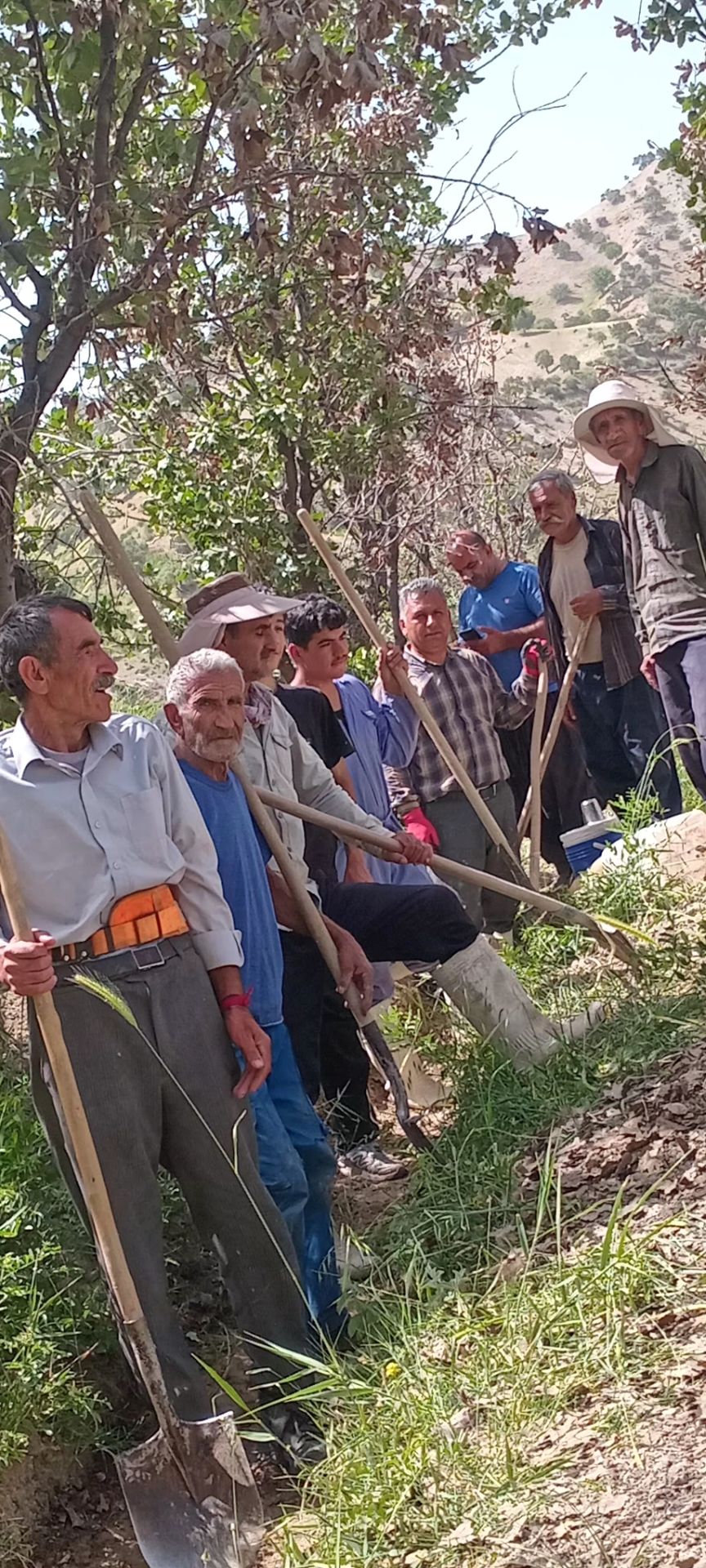 مسئولان جهاد کشاورزی استان و شهرستان دنا بخوانند/مسولی که نیاز کشاورزان روستا در اوایل فصل کشت را به پاییز فصل برداشت حواله کرده؟/
